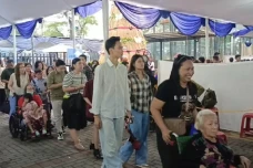 Jemaat Terbantu Misa...