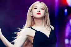 Rose BLACKPINK Dinobatkan...