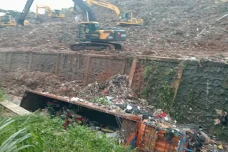 Gunungan Sampah di TPST...