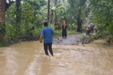 Jembatan Terendam Banjir,...