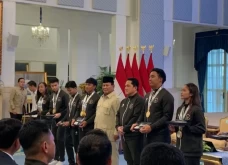 Prabowo Serahkan Bonus...