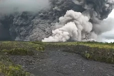 Gunung Semeru Meletus...