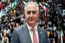 Reza Pahlavi Desak Para...