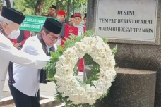 Di Depan Pusara Pahlawan...