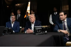 Trump Bercanda Menlu...