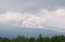 Gunung Semeru Luncurkan...