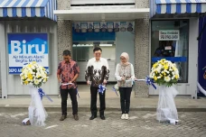 Biru Container di SPBU...