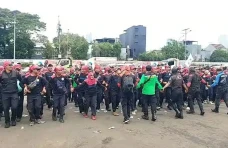 Buruh Demo di Depan...