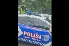 Patwal Senggol Mobil...