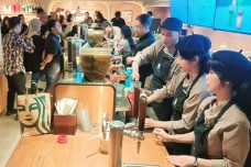 Gerai Pertama Starbucks...