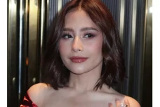 Prilly Latuconsina Mundur...