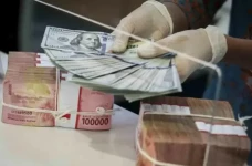 Rupiah KO Lawan Dolar...