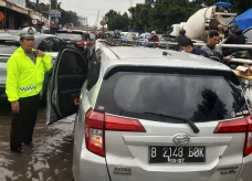 Pengemudi Mobil Meninggal...