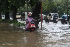 Dikepung Banjir, Sekolah...