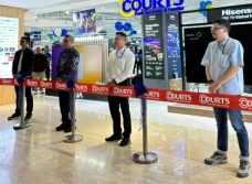 COURTS Perluas Jaringan...
