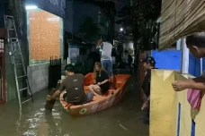Kali Ciliwung Meluap,...