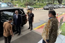 Luhut Bersama Menko...