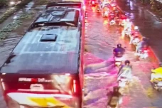Jakarta Hujan, Jalan...