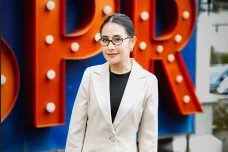 Prilly Latuconsina Pasang...