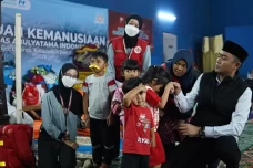 Tinjau Korban Longsor...