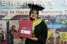 Kisah Nadiya, Wisudawan...