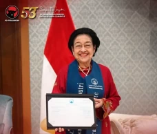 14 Gelar Kehormatan...