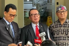 Roy Suryo Cs Ajukan...