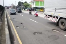 Jalan Berlubang di Tol...