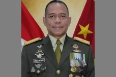 Profil Mayjen Arnold...