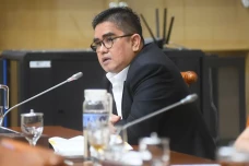 Lempar Persoalan UU...