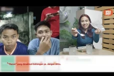 Azia Iseng Sambil Mukbang,...