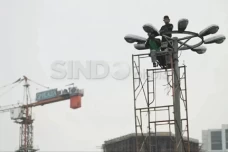 300 Lampu Penerangan...