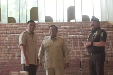 Ekspose Tumpukan Uang...