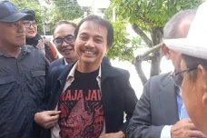 Roy Suryo Pakai Kaus...