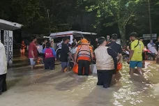 Banjir dan Longsor Kepung...