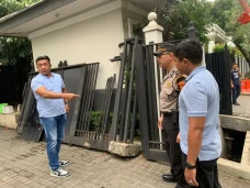 Pengemudi Mobil Tabrak...