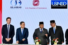 Prabowo Saksikan Penandatanganan...