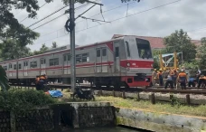 Pascainsiden Truk Tertabrak...