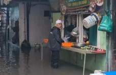 Banjir Merendam Pulo...