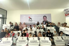 Salurkan Bantuan Gajah...