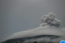 Gunung Ibu di Maluku...
