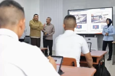 Tinjau SMA Taruna Nusantara...