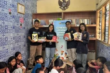 Dapat Ratusan Buku dari...