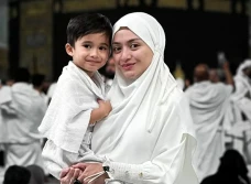 Sederet Artis yang Umrah...
