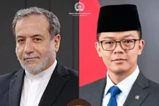 Menlu RI Sugiono Telepon...
