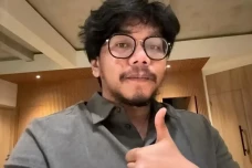 Ferry Irwandi Tawarkan...