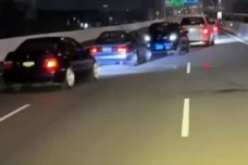 Polisi Buru Rombongan...