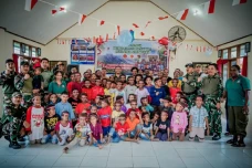 Koops TNI Papua Berbagi...