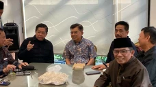 Effendi Gazali dkk Merapat...