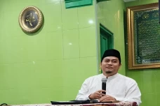 Meneladani Umar bin...
